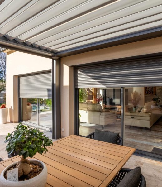 Ambiance-pergola-bioclimatique_volet-roulant_7016-1-scaled